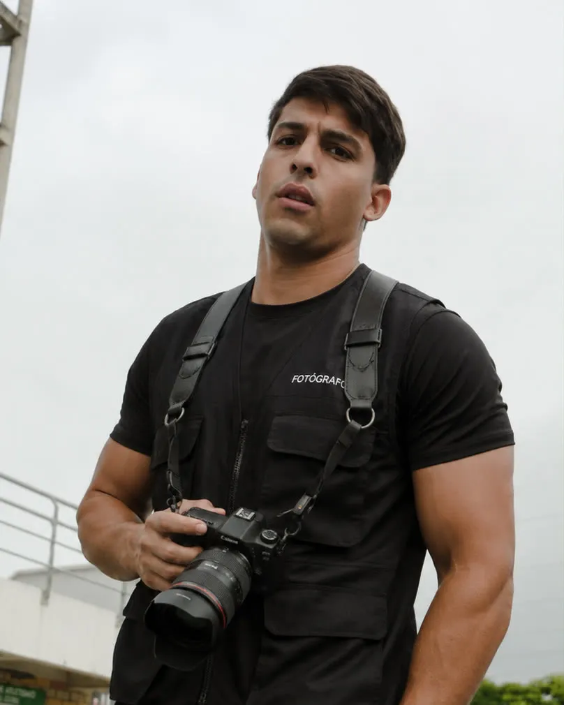 Germán Estrella con chaleco de fotógrafo y cámara en mano, a la entrada del estadio