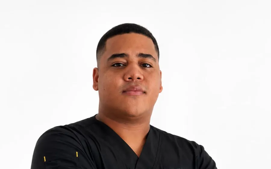 Retrato de estudio del fisioterapeuta del equipo, con uniforme negro