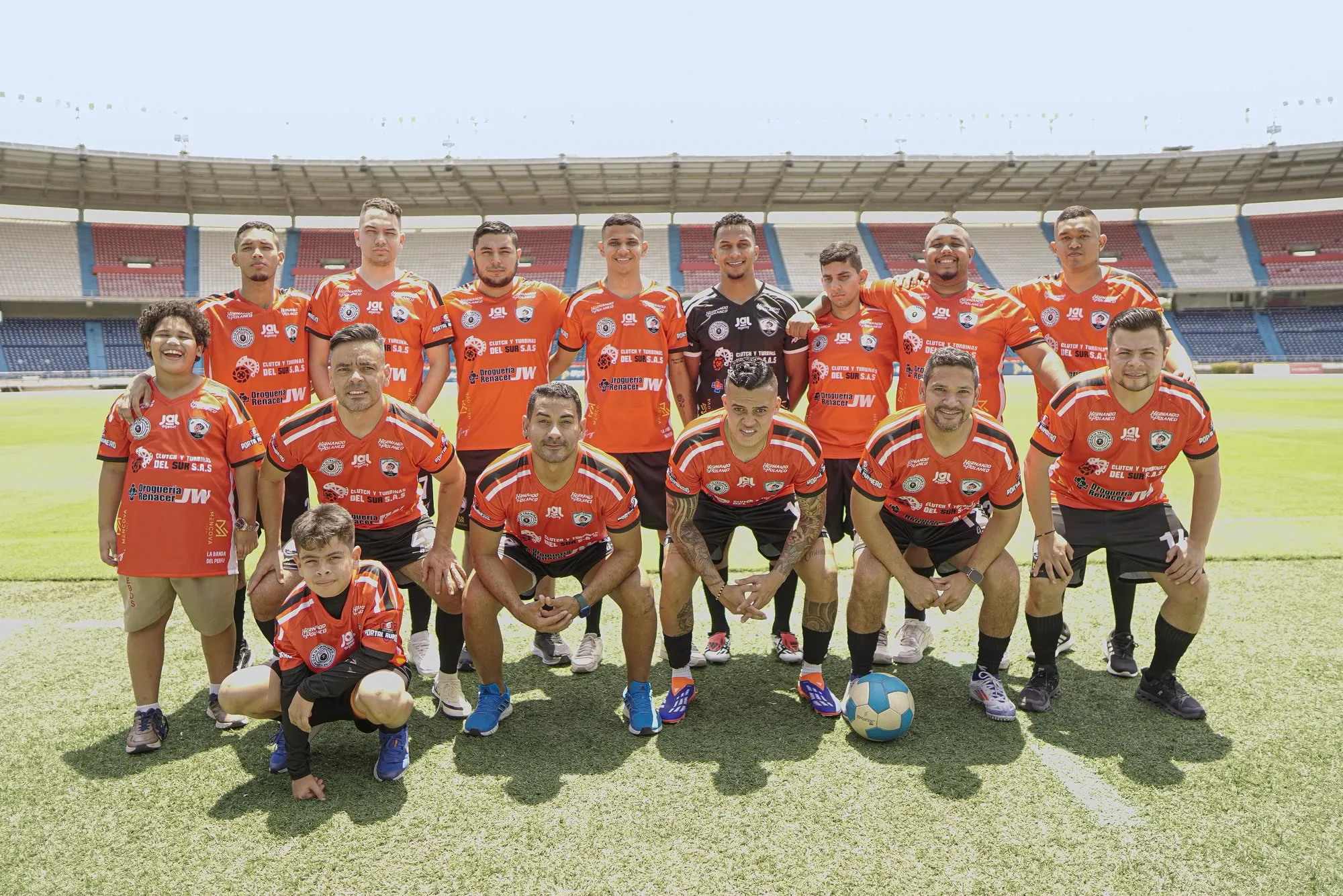 Plantel masculino posando sobre el césped del estadio antes de un partido