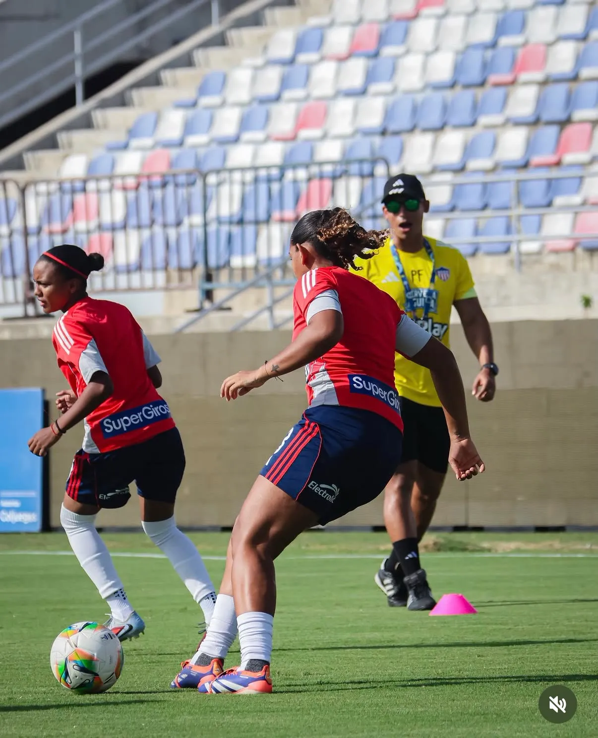 Calentamiento con balón en el estadio, supervisado por el preparador físico