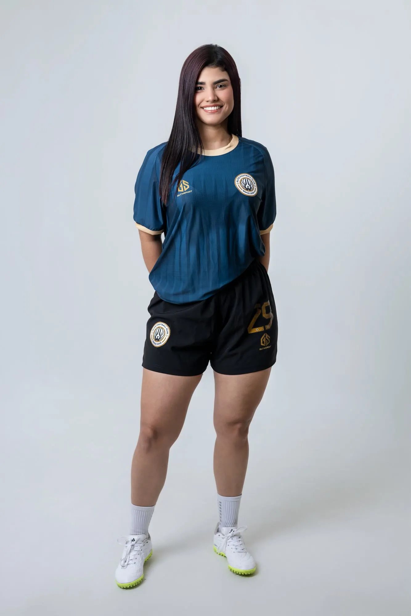 Jugadora número 29 de cuerpo entero en estudio, con la camiseta azul